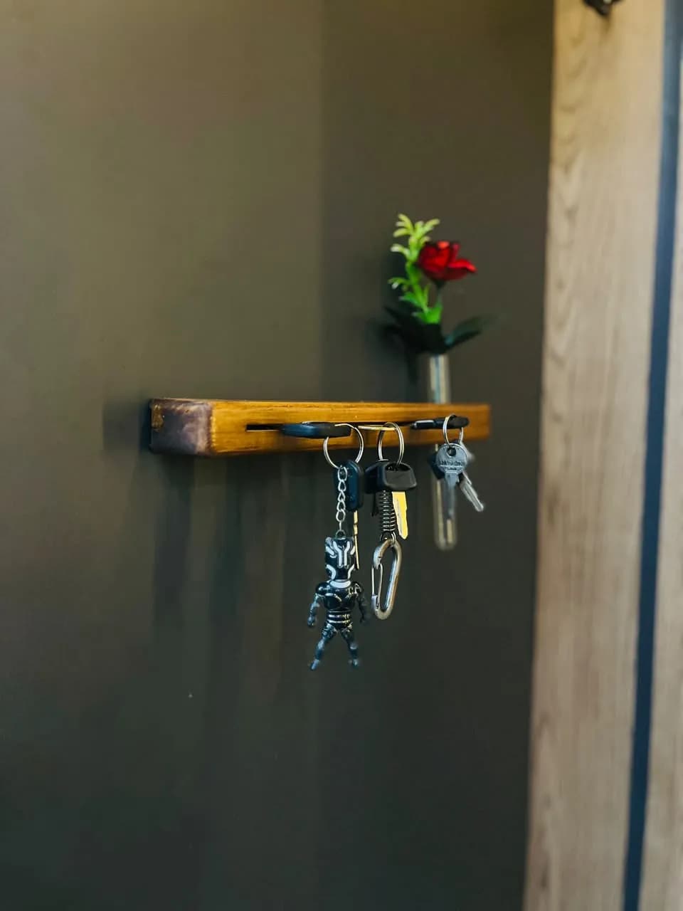 Wooden wall mounted key holder with metal key-holding bars